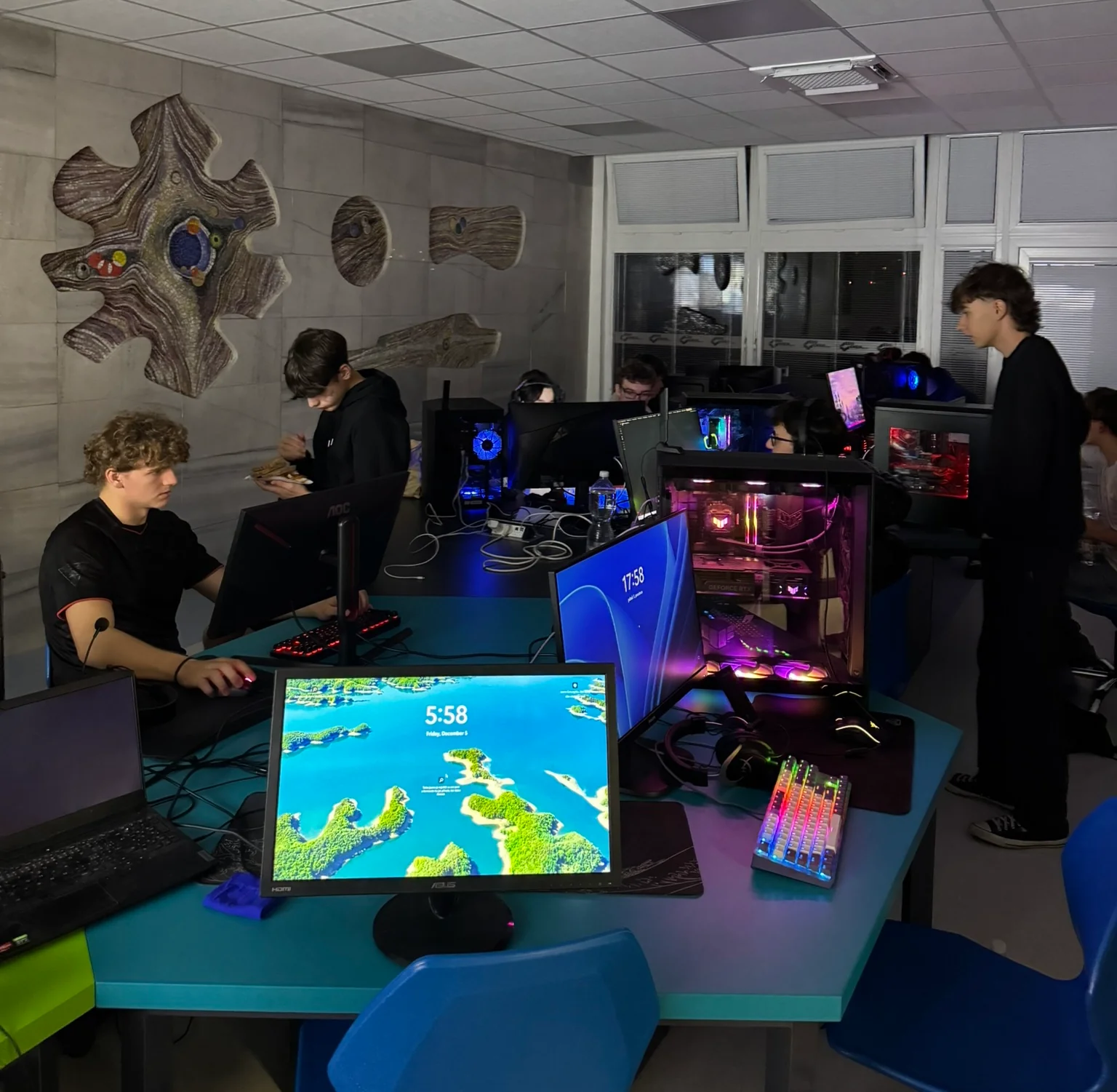 Herní setup s počítačem